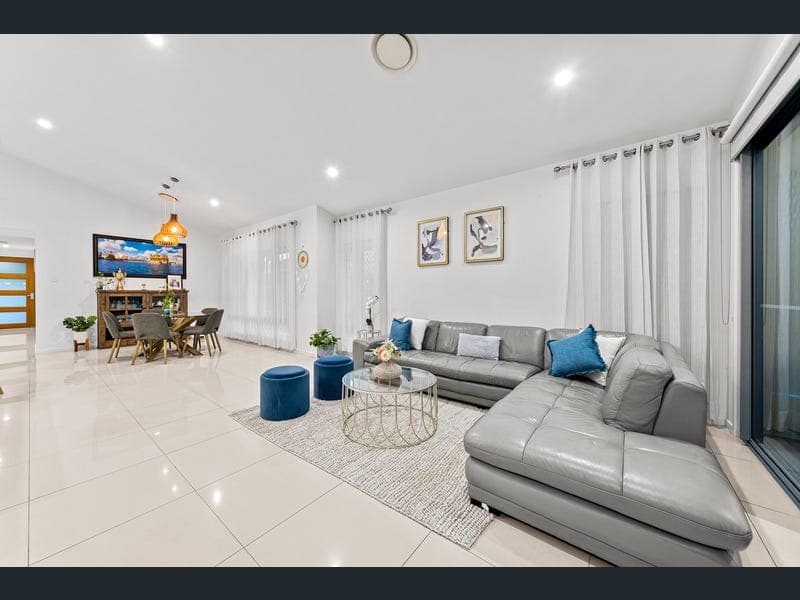 5 Suffolk Place, Pallara — photo 1 of 5