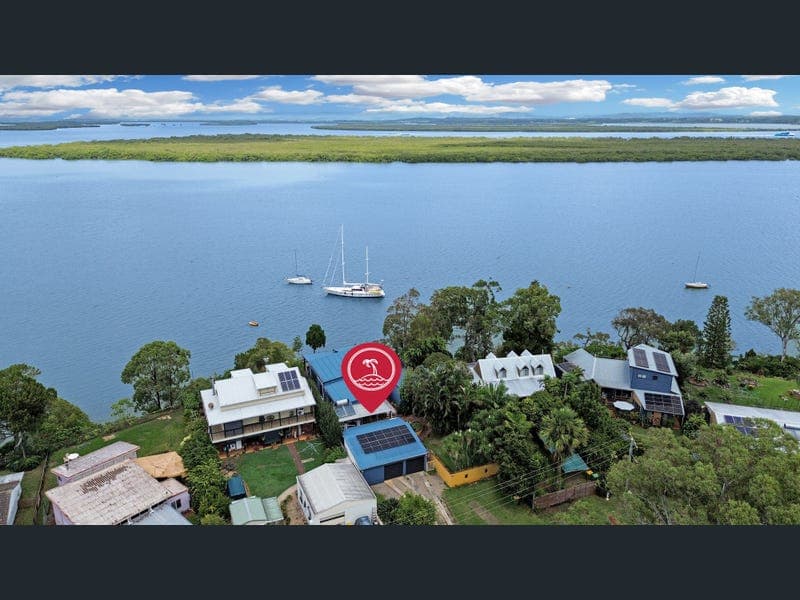 118 Western Road, Macleay Island — photo 1 of 5