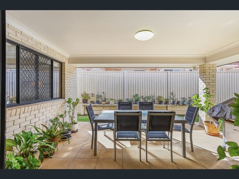 88 School Road, Wynnum West — photo 1 of 5