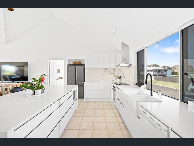 2 Skyring Place, Tin Can Bay — photo 1 of 5