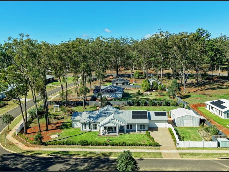 6 Canterbury Place, Hampton — photo 1 of 5
