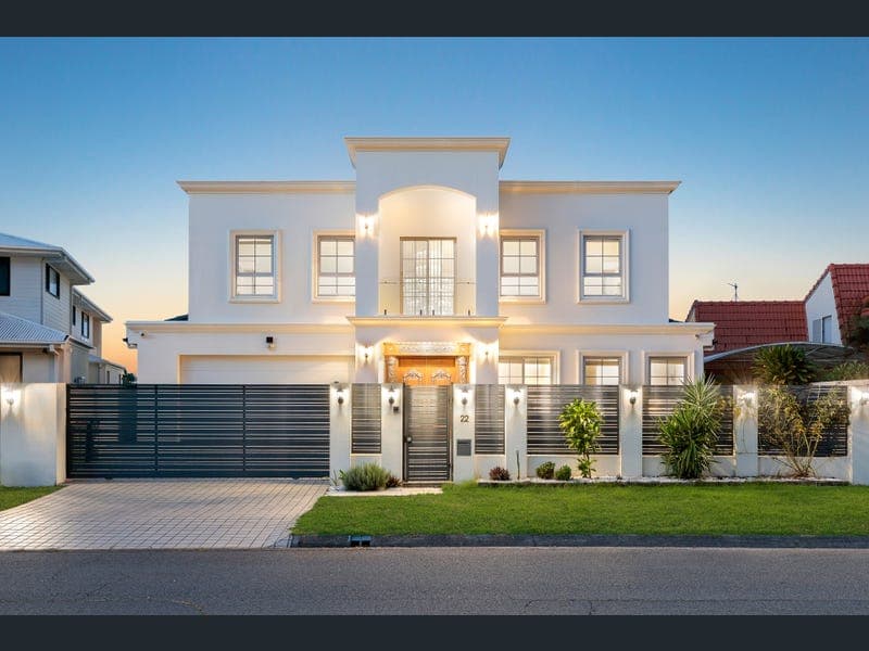 22 Erave Avenue, Runaway Bay — photo 1 of 5