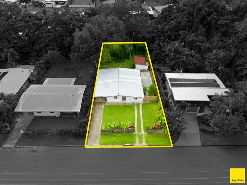 13 Merrybrook Street, Freshwater — photo 1 of 5