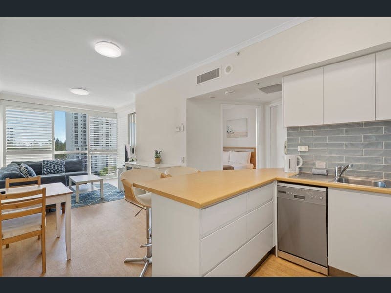 805/46-52 Pacific Street, Main Beach — photo 1 of 5