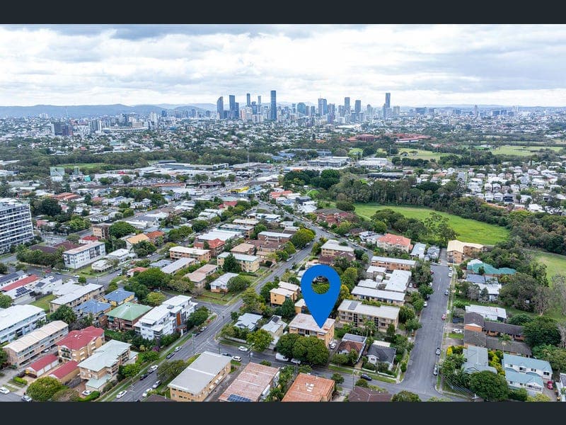 1/8 Robinson Street, Coorparoo — photo 1 of 5