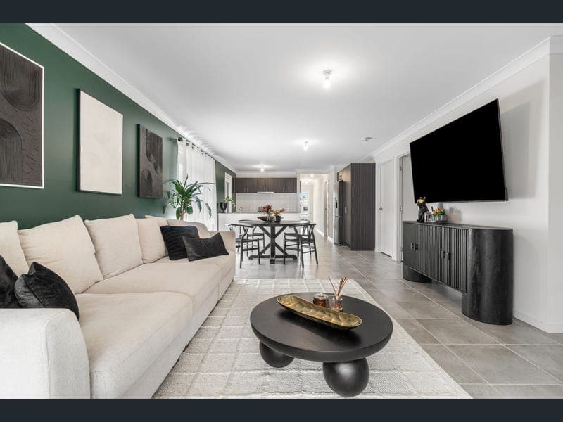 77 Boomi Avenue, South Maclean — photo 1 of 5