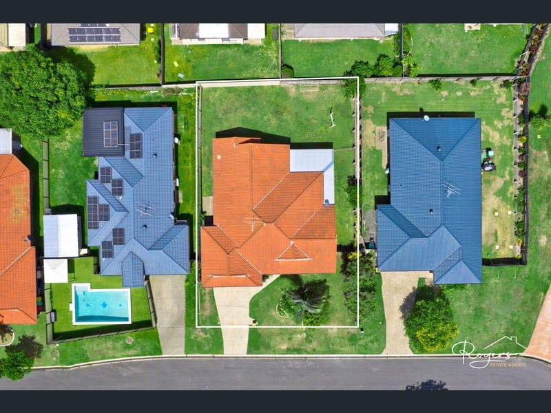 31 Lancelot Crescent, Ormeau — photo 1 of 5
