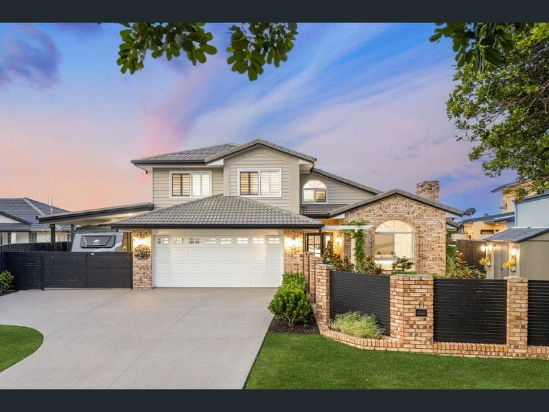 11 Stirling Castle Court, Pelican Waters — photo 1 of 5