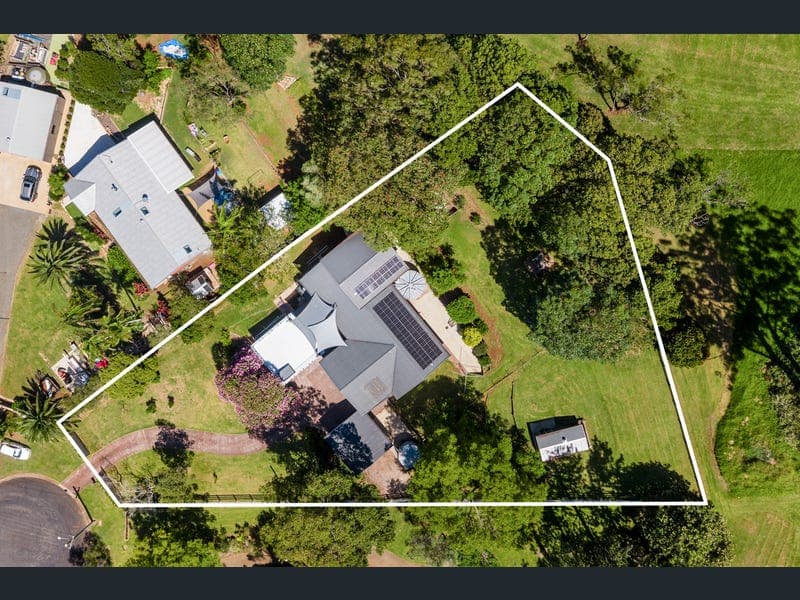 11 Buena Vista Crescent, Blue Mountain Heights — photo 1 of 5