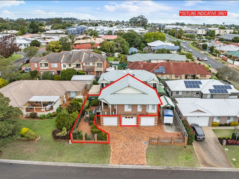 1/32 Jull Drive, Centenary Heights — photo 1 of 5