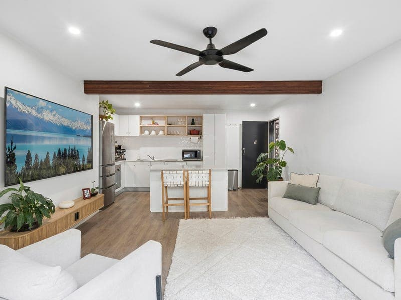 2/4 Sunshine Court, Labrador — photo 1 of 5