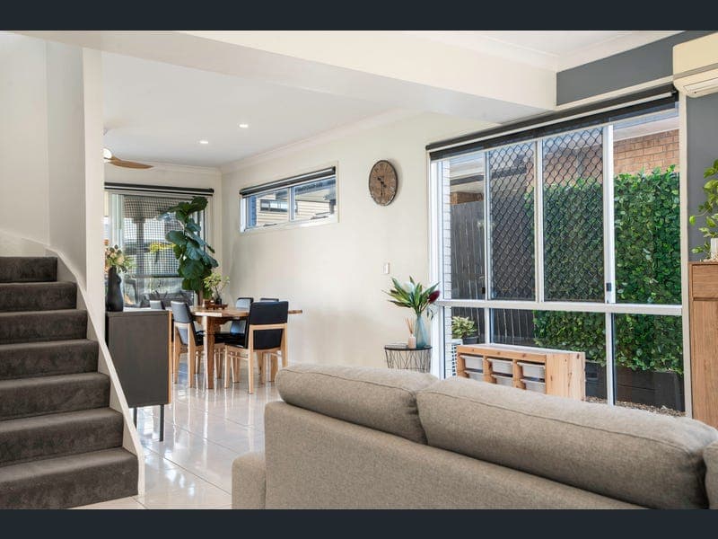 8 Krystelle Close, Oxley — photo 1 of 5