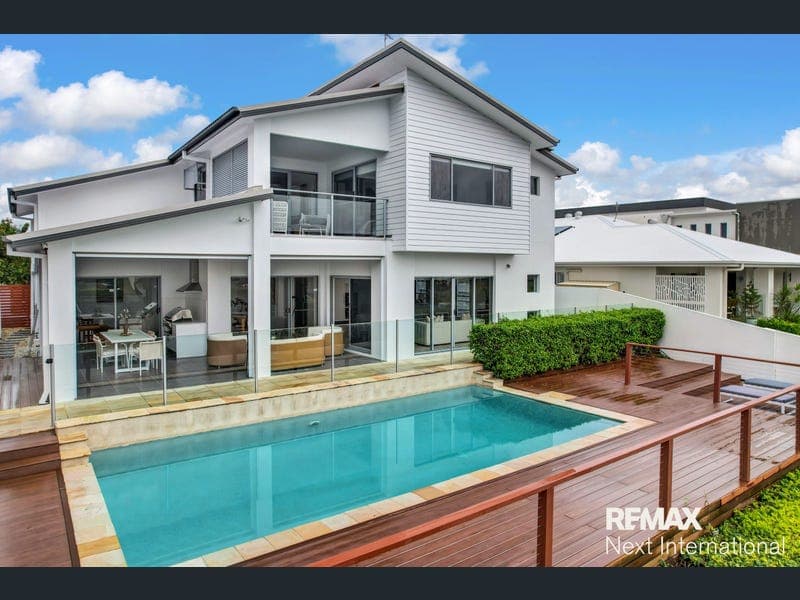 17 Quayside Drive, Helensvale — photo 1 of 5