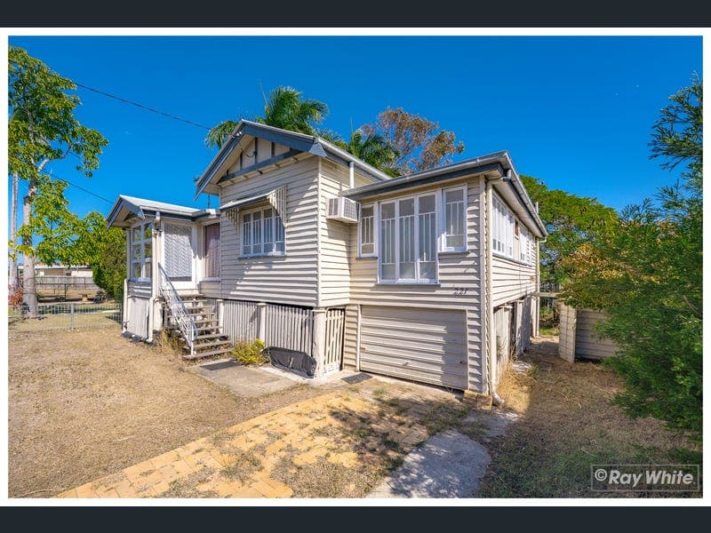 221 Victoria Place, Berserker — photo 1 of 5