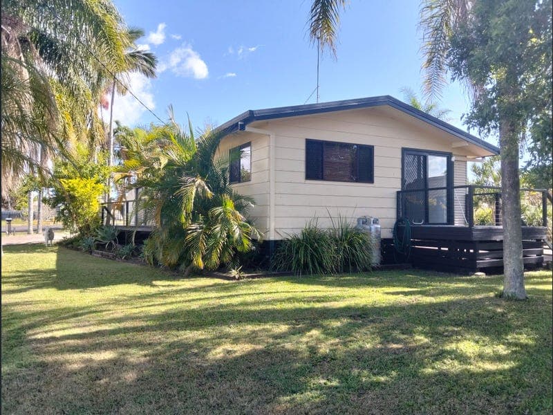 6 Crescent Street, Urangan — photo 1 of 5