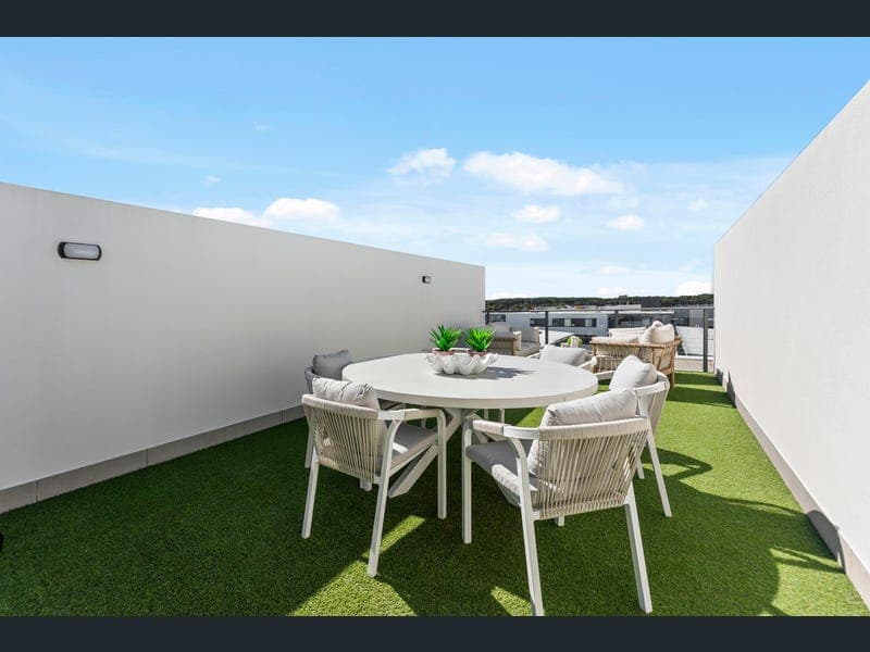 5235 Harbourview Drive, Hope Island — photo 1 of 5