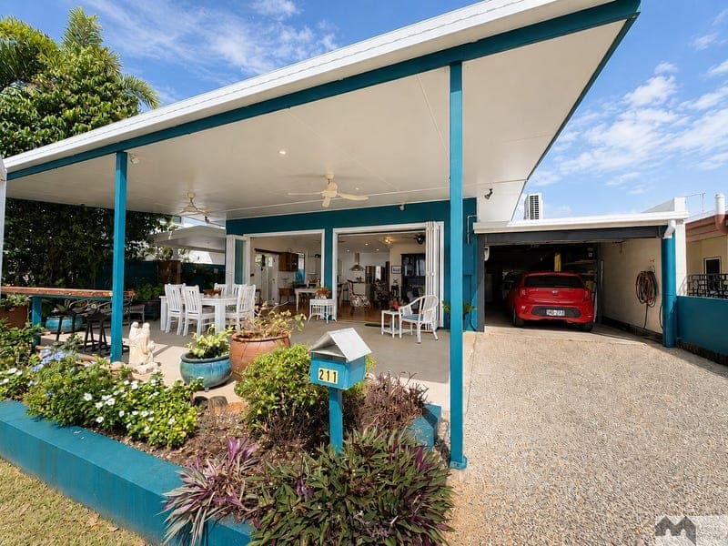211 O'Shea Esplanade, Machans Beach — photo 1 of 5