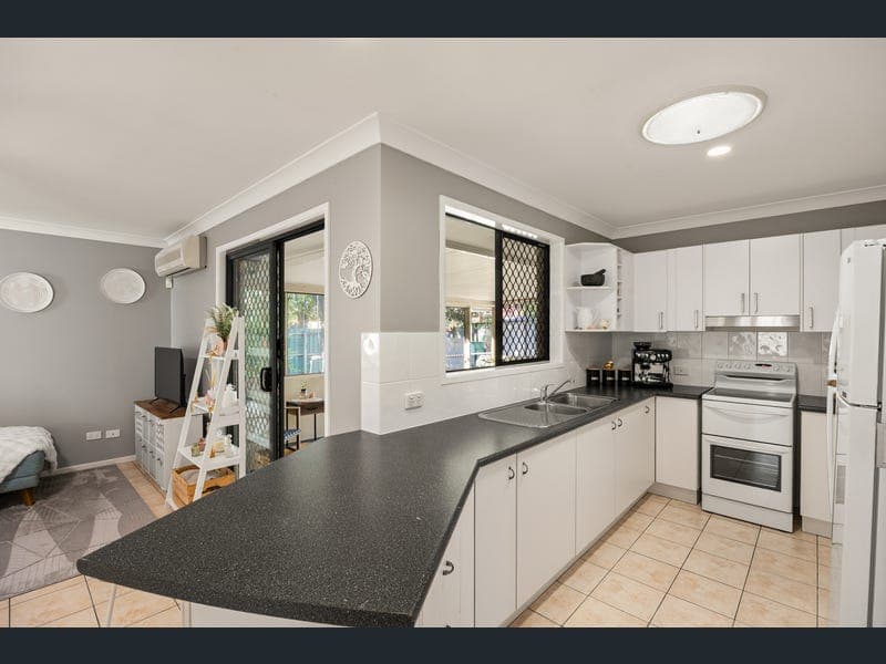 46 Oxford Place, Fitzgibbon — photo 1 of 5