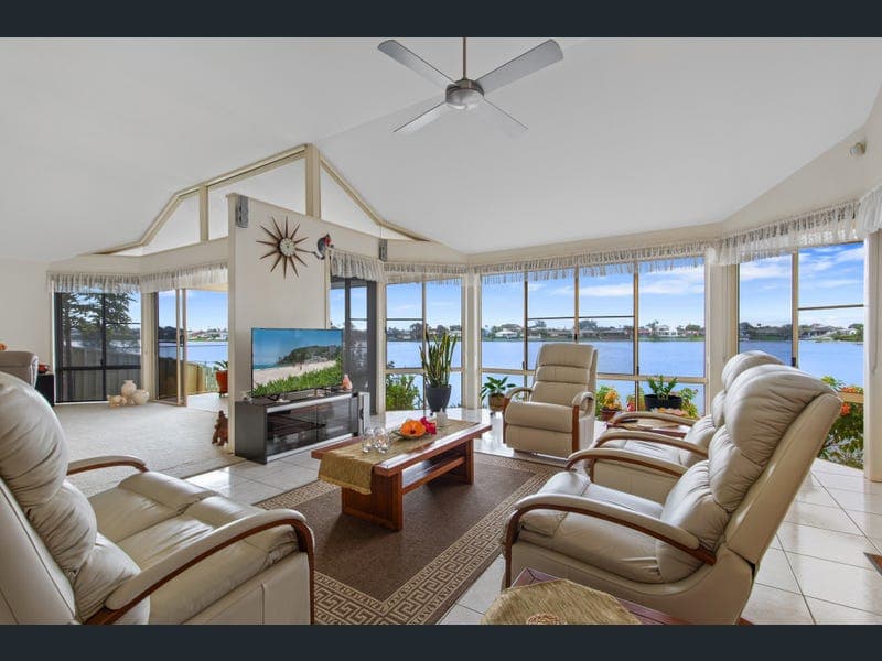 33 Wedgebill Parade, Burleigh Waters — photo 1 of 5