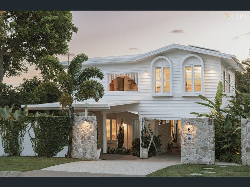 6 Adams Street, Sunshine Beach — photo 1 of 5