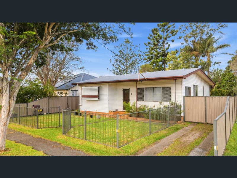 18 Spitfire Avenue, Strathpine — photo 1 of 5