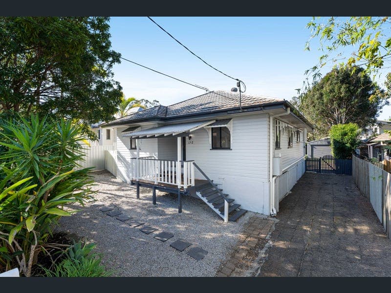 172 Whites Road, Lota — photo 1 of 5