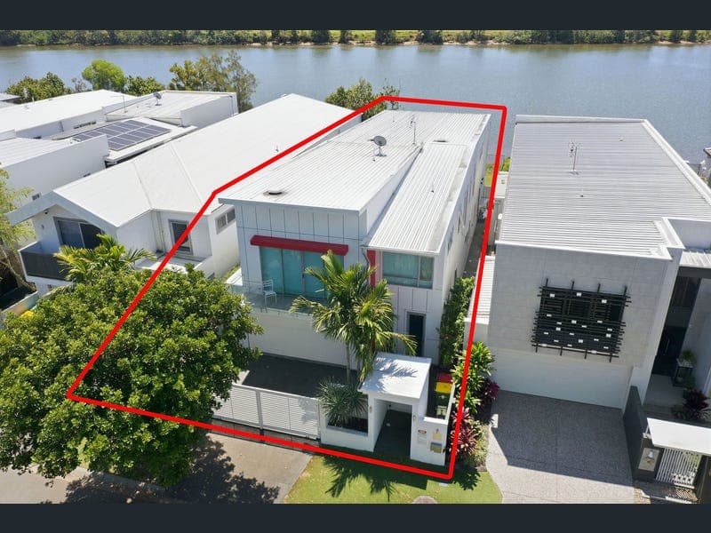 101 River Links Blvd, Helensvale — photo 1 of 5