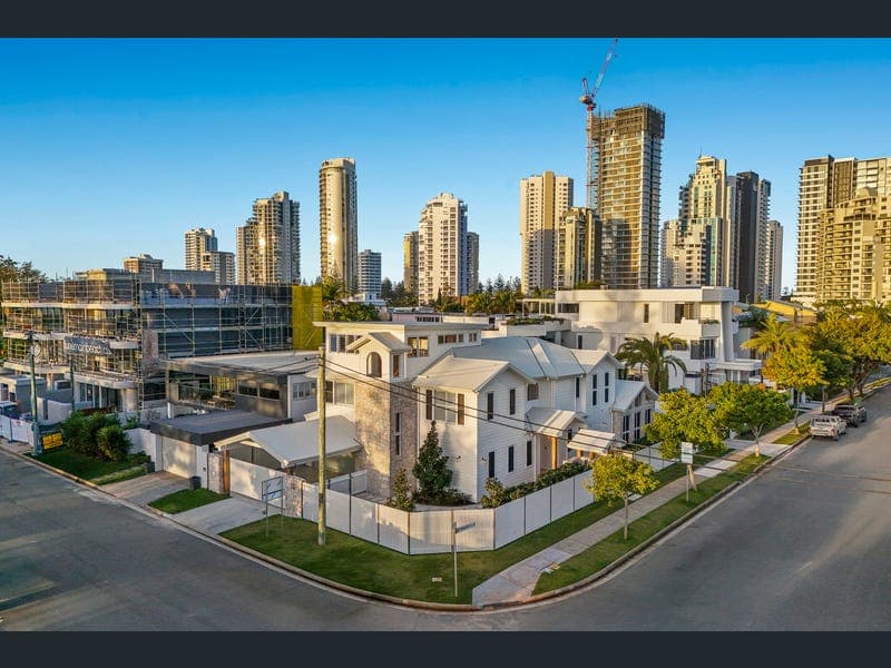 15 Rankin Parade, Main Beach — photo 1 of 5