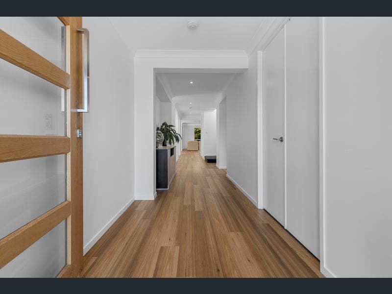 9 Skua Street, Burleigh Waters — photo 1 of 5