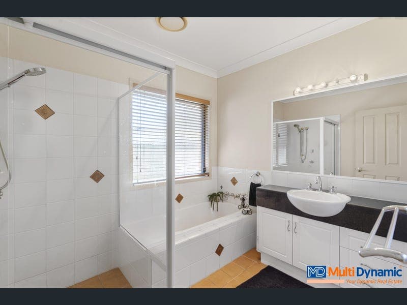 5 Brittany Drive, Oxenford — photo 1 of 5