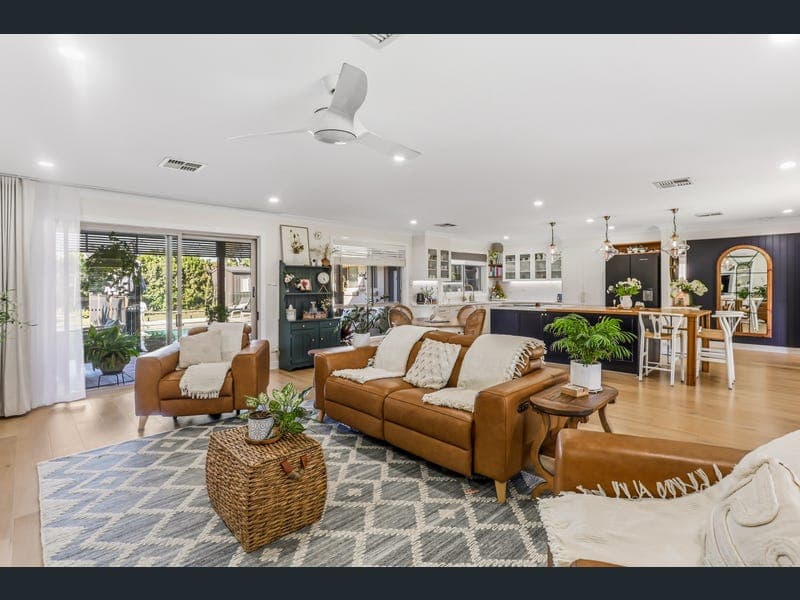 11 Mary Pleasant Drive, Birkdale — photo 1 of 5