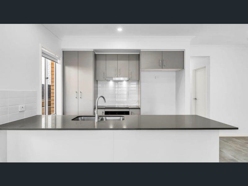 8 Waverly Street, Deebing Heights — photo 1 of 5