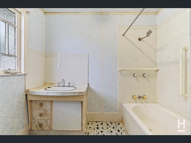 111 BURNETT ST, Berserker — photo 1 of 5