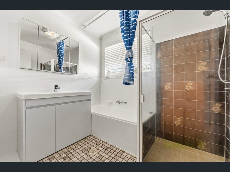 4 Meadow Crescent, Beenleigh — photo 1 of 5