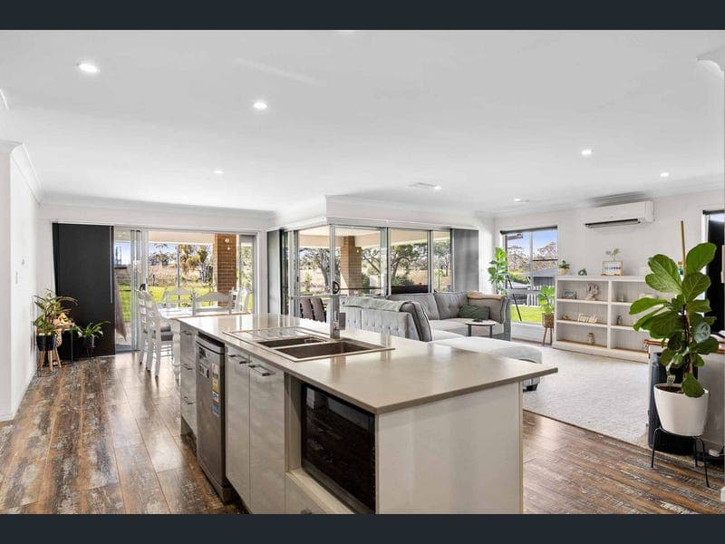9 Frontier Court, Gowrie Junction — photo 1 of 5