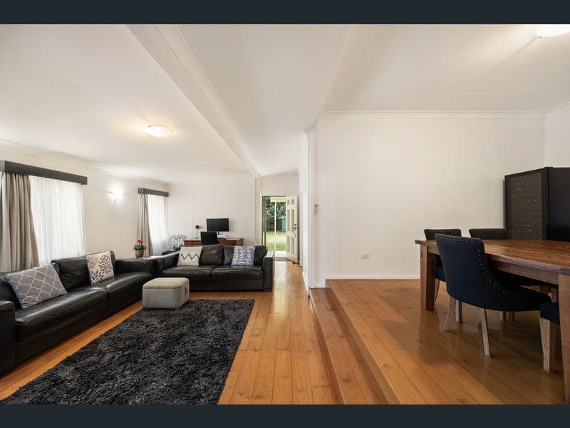 15 Barton Road, Hawthorne — photo 1 of 5