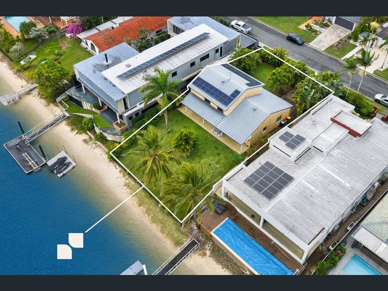 26 Welby Street, Broadbeach Waters — photo 1 of 5