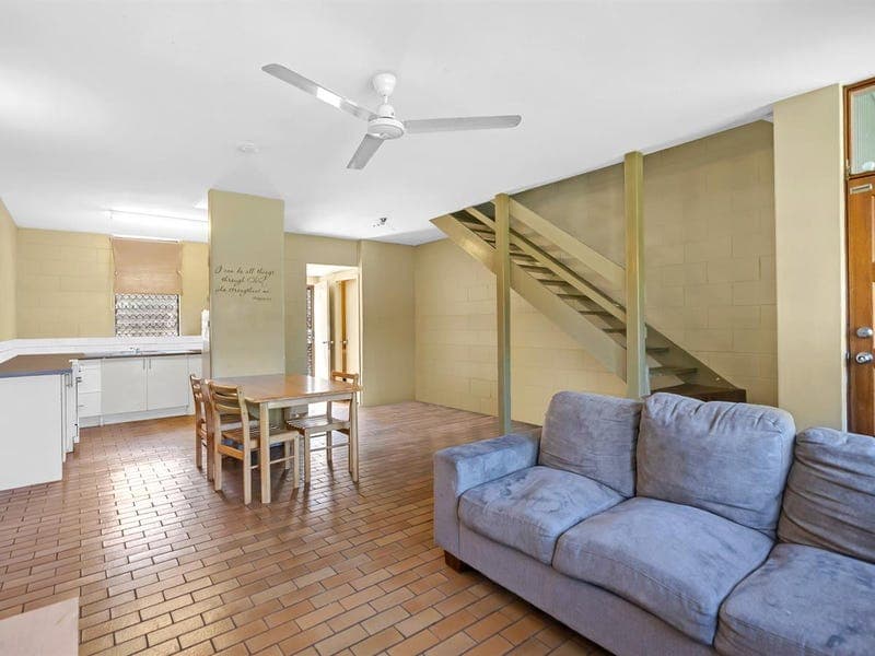 2/1 Pioneer Street, Manoora — photo 1 of 5
