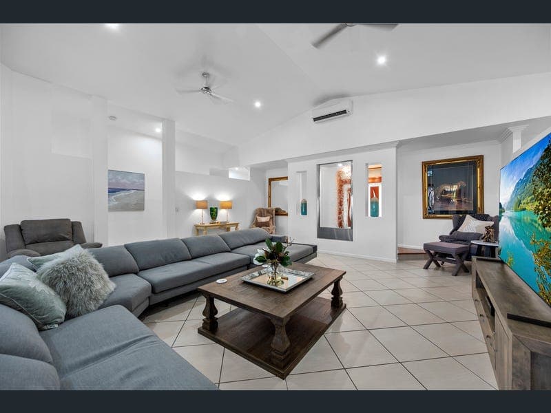 18 Adrian Rise, Mount Louisa — photo 1 of 5