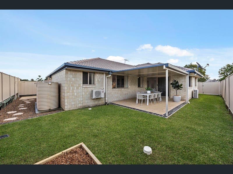 92 School Road, Wynnum West — photo 1 of 5
