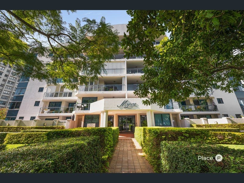 8/45 Deakin Street, Kangaroo Point — photo 1 of 5