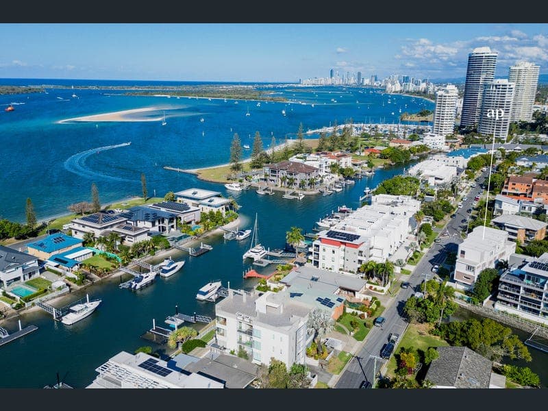 2/31 Madang Crescent, Runaway Bay — photo 1 of 5