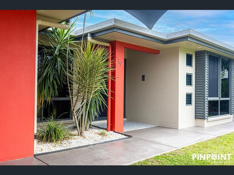 19 Gingham Street, Glenella — photo 1 of 5