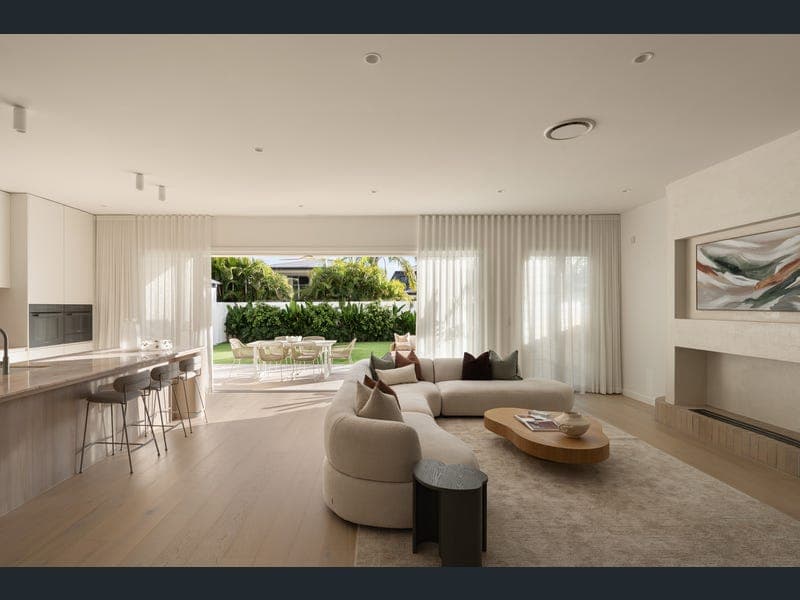 8 Lloyd Street, Camp Hill — photo 1 of 5