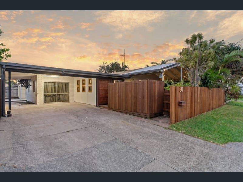 30 Saleng Crescent, Warana — photo 1 of 5