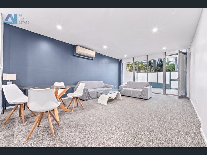 202/3 Como Crescent, Southport — photo 1 of 5