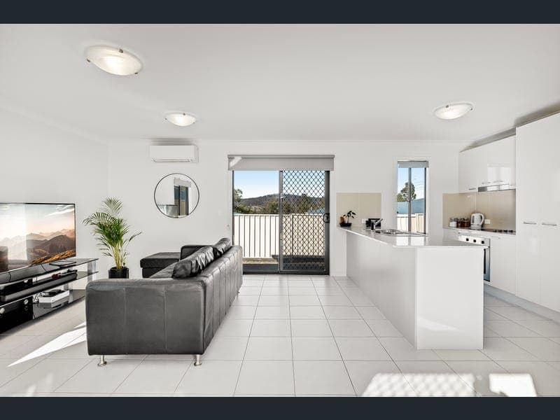 1 & 2/4 Minnett Street, Glenvale — photo 1 of 5
