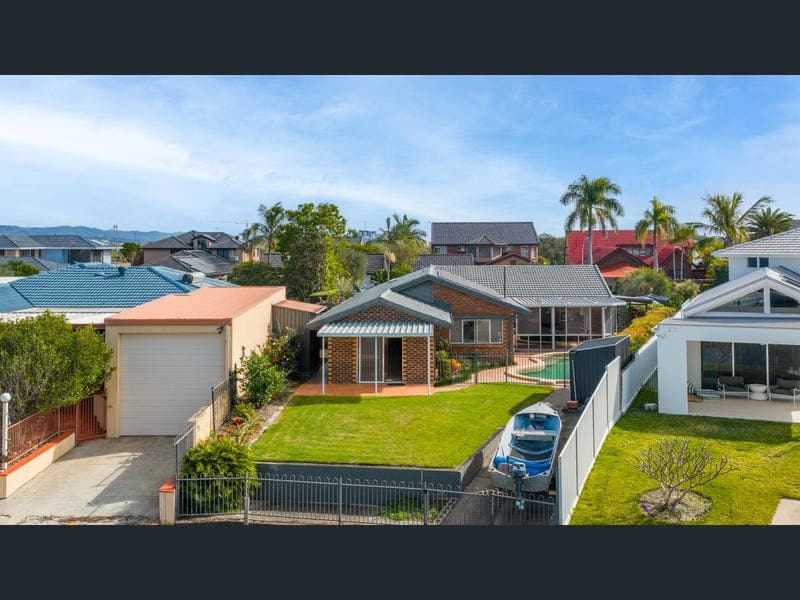 22 Hume Parade, Paradise Point — photo 1 of 5