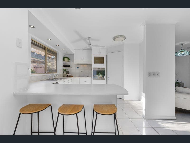 3 Corinda Court, Helensvale — photo 1 of 5