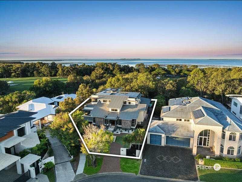 26 Saunders Place, Wynnum — photo 1 of 5